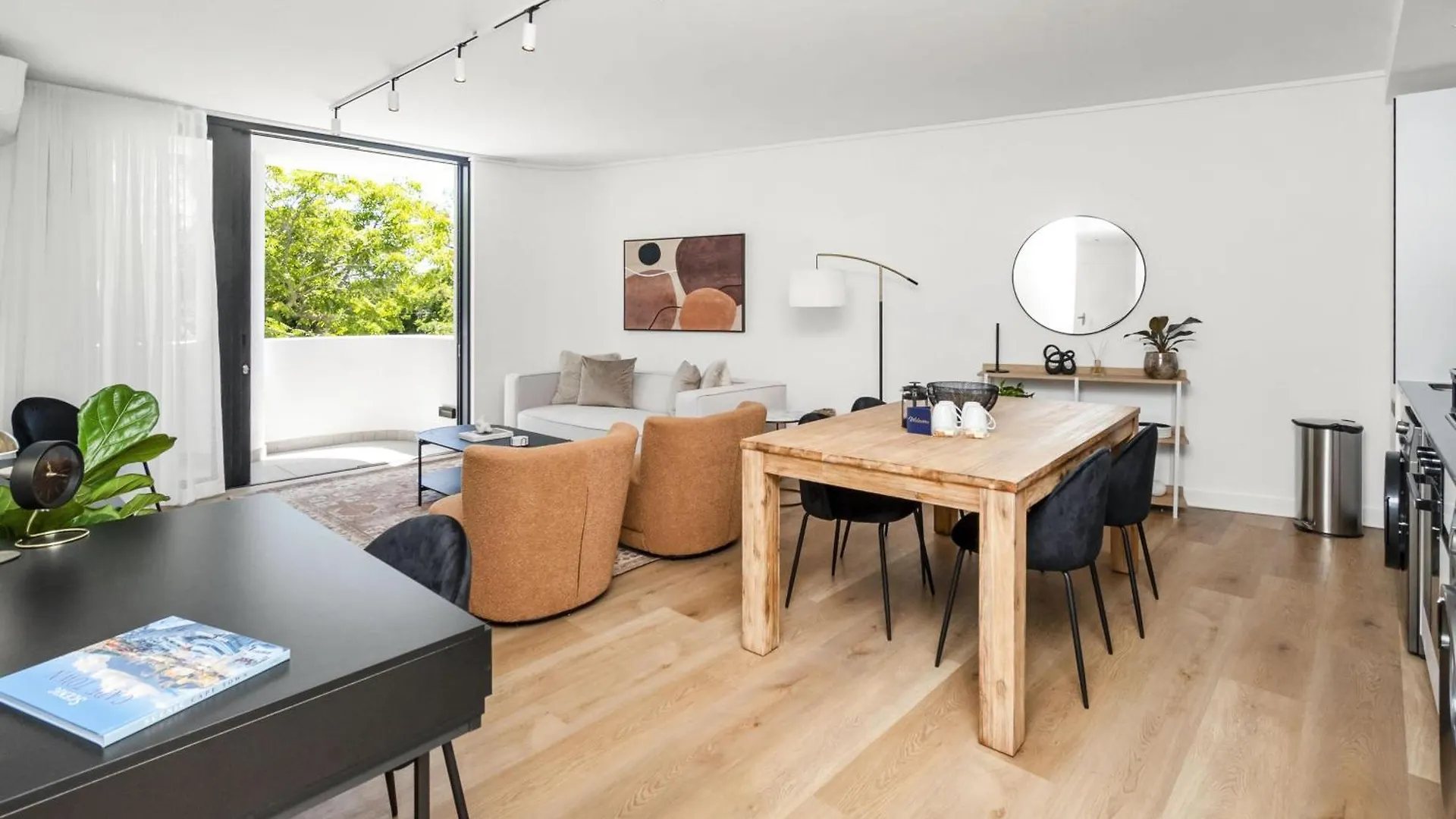 Modern 2-Bed Apartment In Claremont With Balcony Ciudad del Cabo